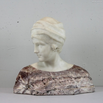 Realizada en mármol de Carrara y piedra.
Representa una mujer con turbante
Italia.